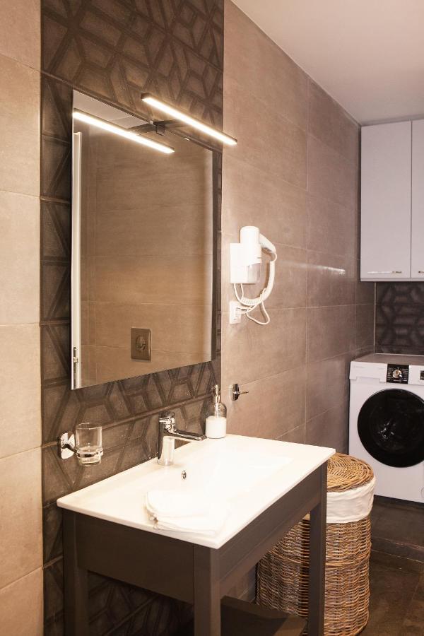 Central Comfy Modern Flat 2 Bedrooms 2 Bathrooms เอเธนส์ ภายนอก รูปภาพ