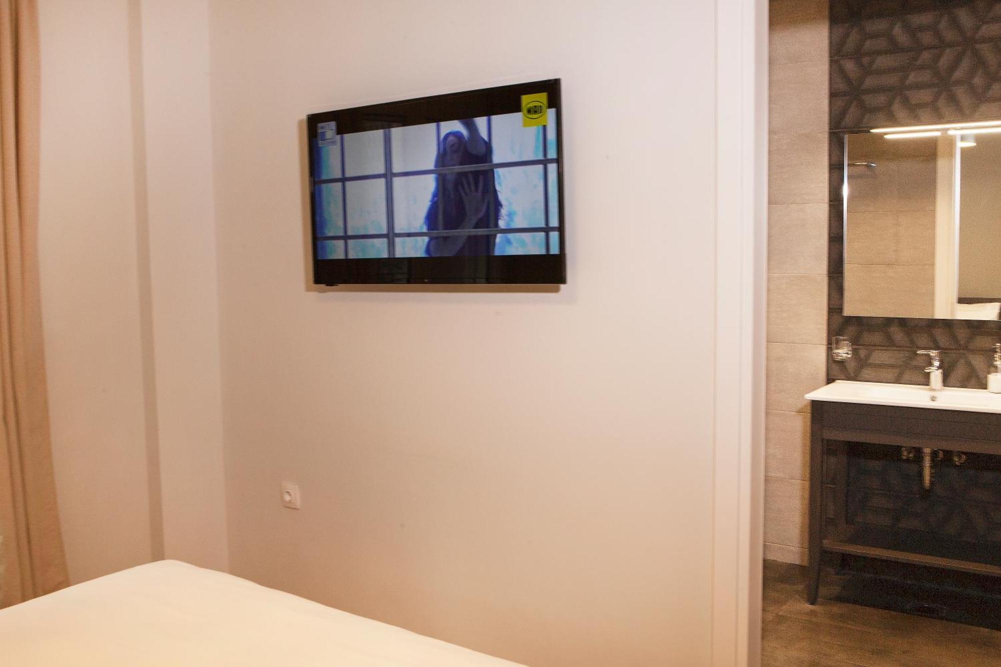 Central Comfy Modern Flat 2 Bedrooms 2 Bathrooms เอเธนส์ ภายนอก รูปภาพ